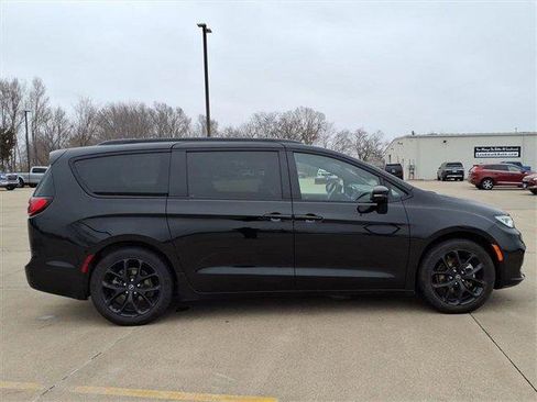 Used 2025 Chrysler Pacifica Limited image 5