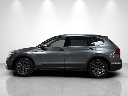 Used 2023 Volkswagen Tiguan SE w/ Panoramic Sunroof Package FWD image 2