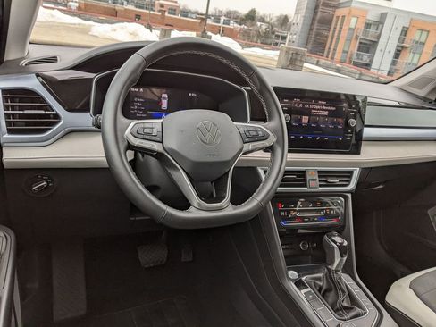 Certified 2025 Volkswagen Taos SE image 11