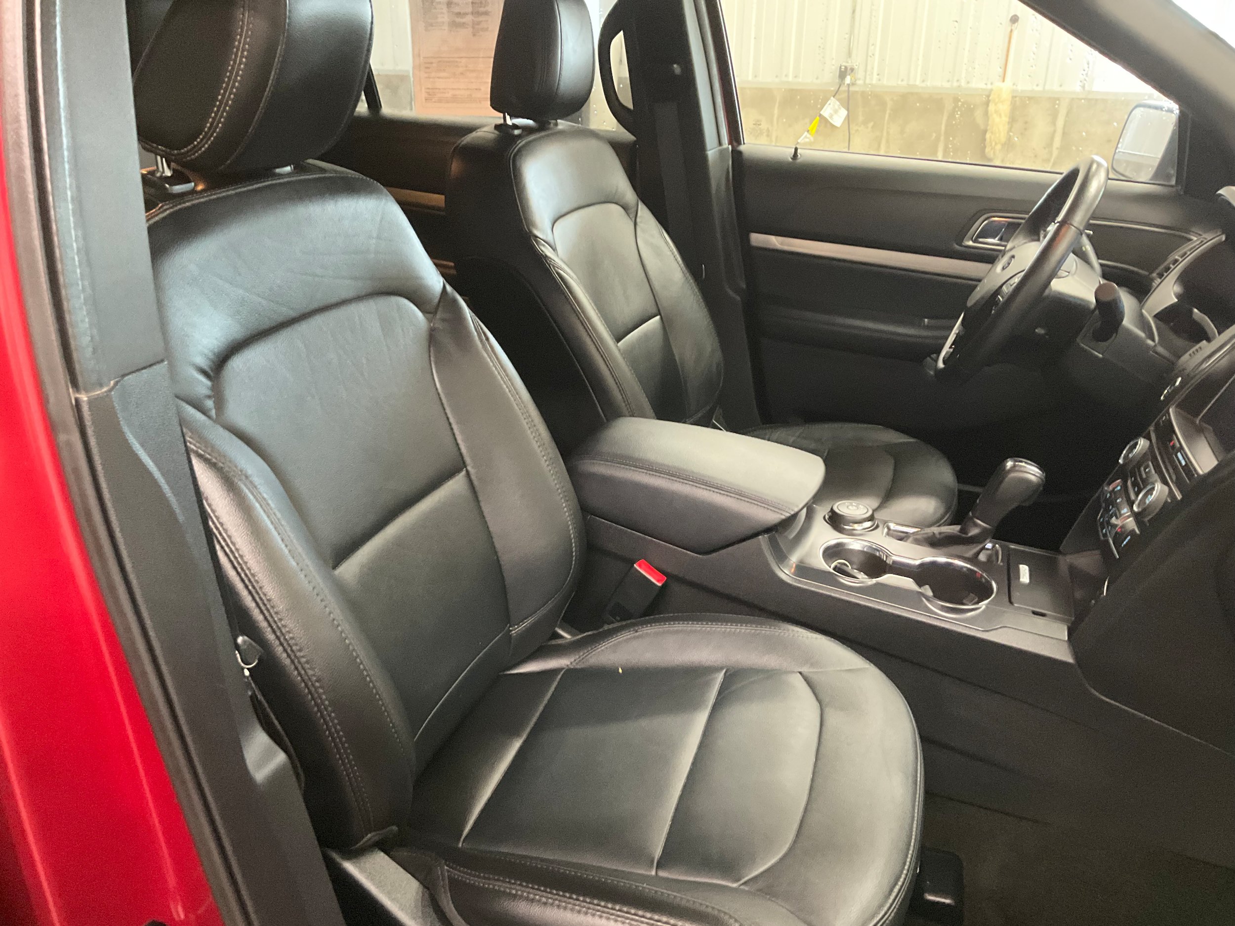 Used 2018 Ford Explorer XLT w/ Equipment Group 202A AWD/4WD image 30