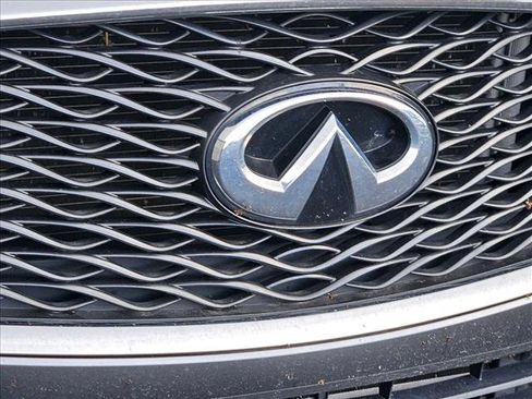 Used 2017 INFINITI QX30 w/ Cargo Package FWD image 5