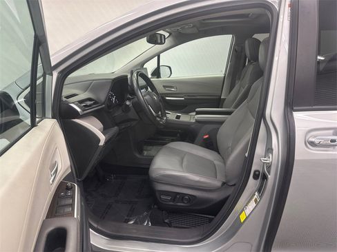 Used 2024 Toyota Sienna XLE image 9