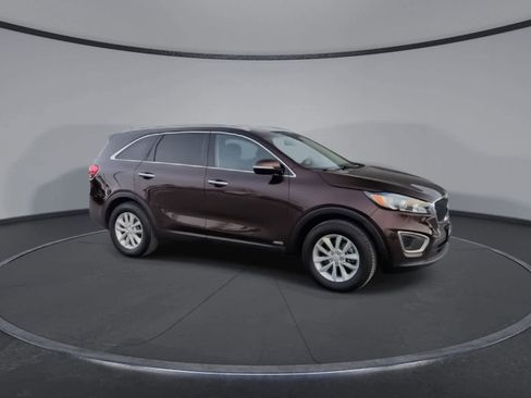 Used 2016 Kia Sorento LX w/ LX Convenience Package image 2