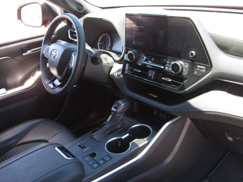 Used 2023 Toyota Highlander XSE FWD image 10