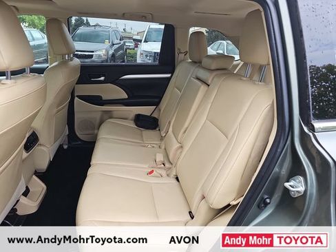 Used 2019 Toyota Highlander XLE AWD/4WD image 11