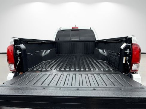 Used 2022 Toyota Tacoma SR AWD/4WD image 11