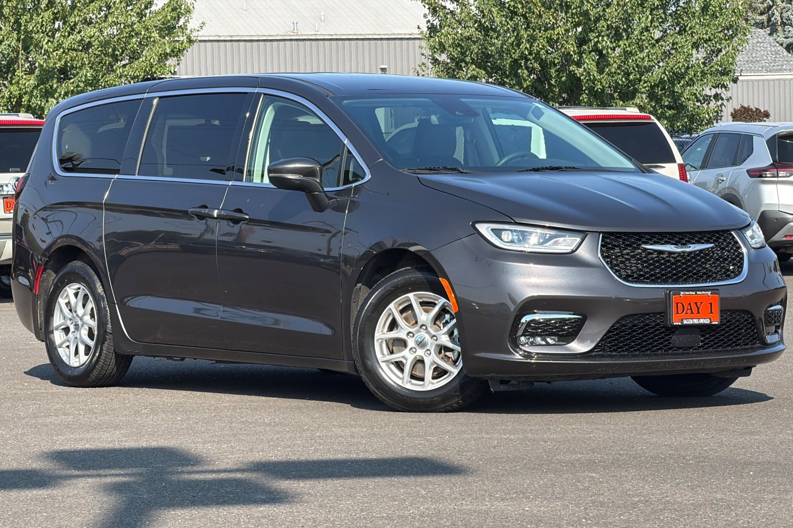 Used 2023 Chrysler Pacifica Touring-L FWD image 2