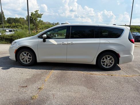 Used 2023 Chrysler Pacifica Touring-L FWD image 3