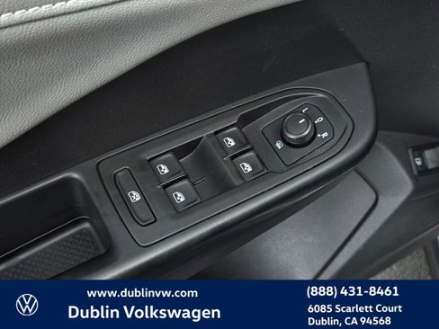 Certified 2022 Volkswagen Taos SEL w/ Panoramic Sunroof Package image 11