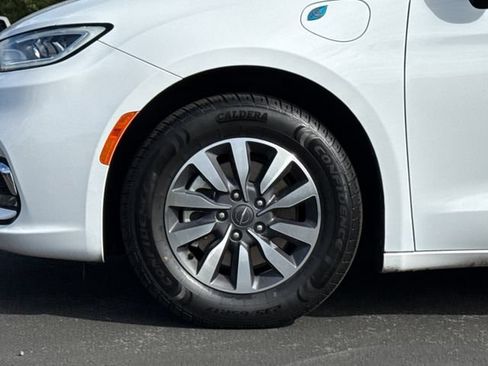 Used 2024 Chrysler Pacifica Limited FWD image 7