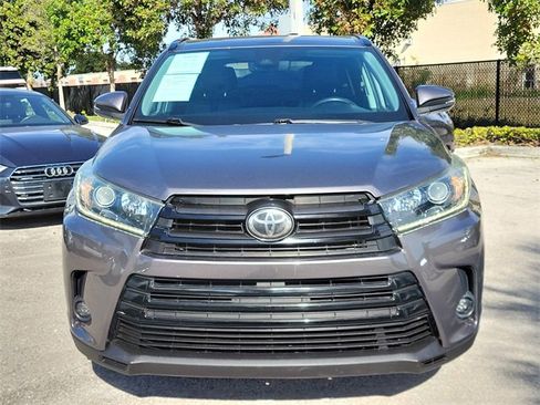 Used 2019 Toyota Highlander SE w/ Carpet Mat Package (TMS) image 2