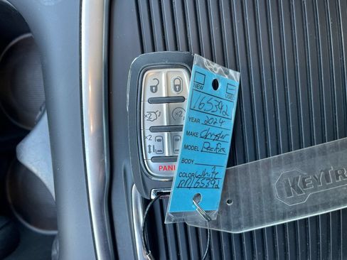 Used 2024 Chrysler Pacifica Touring-L FWD image 10