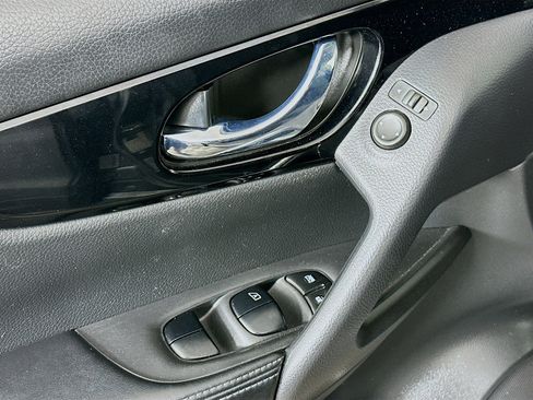 Used 2018 Nissan Rogue Sport SV image 15