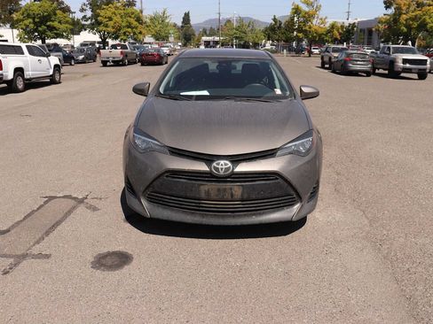 Used 2018 Toyota Corolla LE FWD image 2