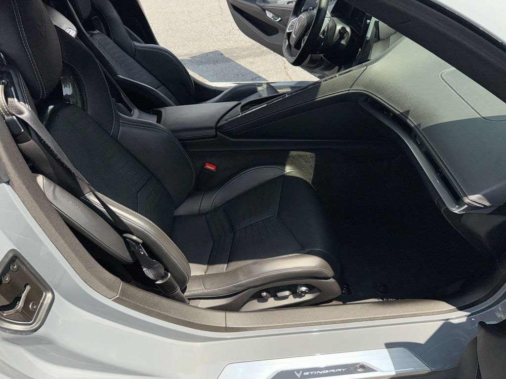 Used 2025 Chevrolet Corvette Stingray Preferred Cpe w/ Z51 Performance Package RWD image 32