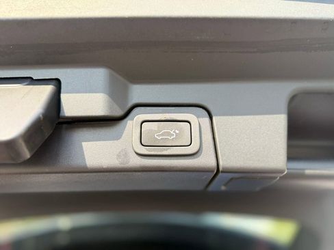 Used 2017 Land Rover Range Rover Evoque SE Premium image 12