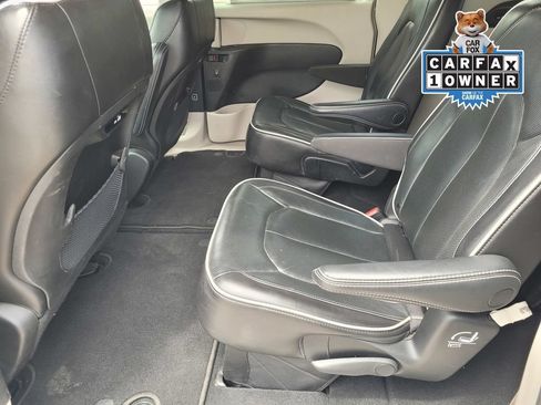 Used 2023 Chrysler Pacifica Limited FWD image 10