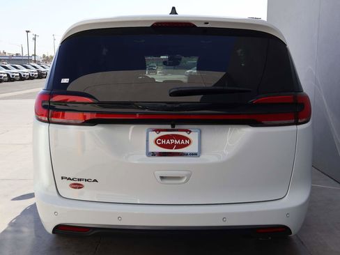 New 2026 Chrysler Pacifica Select FWD image 4