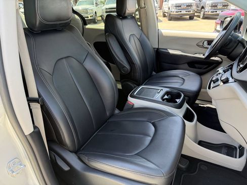 Used 2024 Chrysler Pacifica Touring-L FWD image 26