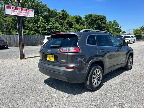 Used 2019 Jeep Cherokee Latitude Plus w/ Comfort/Convenience Group FWD image 2