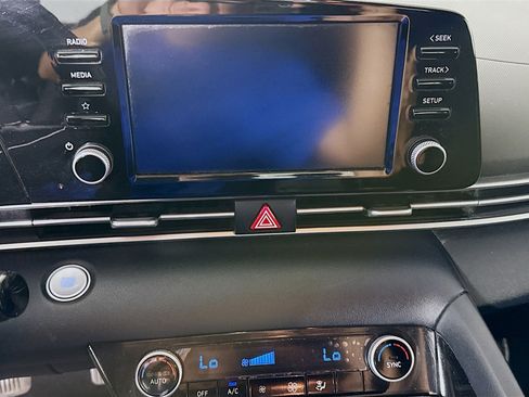 Used 2022 Hyundai Elantra SEL w/ Convenience Package FWD image 18