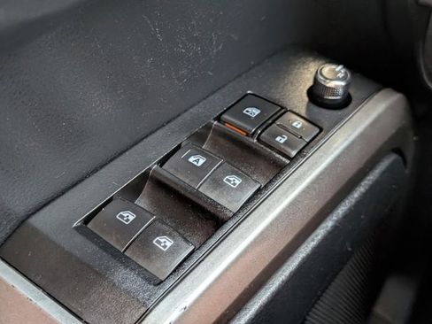 Used 2018 Toyota Tacoma SR5 AWD/4WD image 32