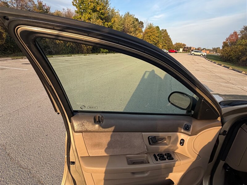 Used 2001 Ford Taurus SE FWD image 21