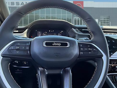 Used 2025 Jeep Grand Cherokee Altitude AWD/4WD image 14