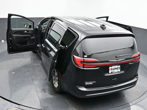 Used 2025 Chrysler Pacifica Select image 64