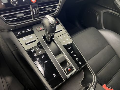 Used 2023 Porsche Macan AWD/4WD image 32