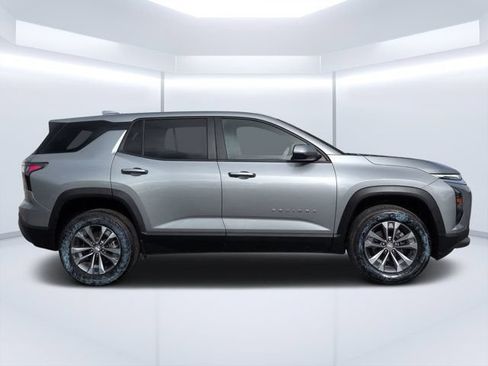 Used 2026 Chevrolet Equinox LT FWD image 2