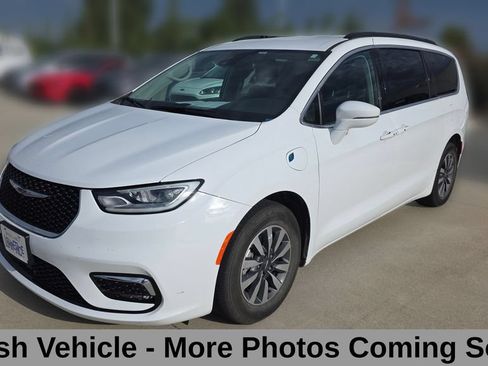 Used 2022 Chrysler Pacifica Touring-L FWD image 1