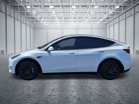 Used 2023 Tesla Model Y Long Range AWD/4WD image 2