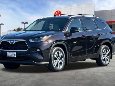 Used 2022 Toyota Highlander XLE AWD/4WD image 9