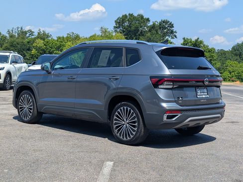 Used 2025 Volkswagen Taos SE w/ Panoramic Sunroof Package FWD image 7