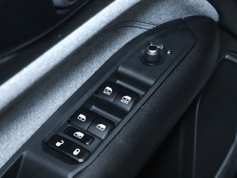 Used 2025 Jeep Compass Latitude AWD/4WD image 16
