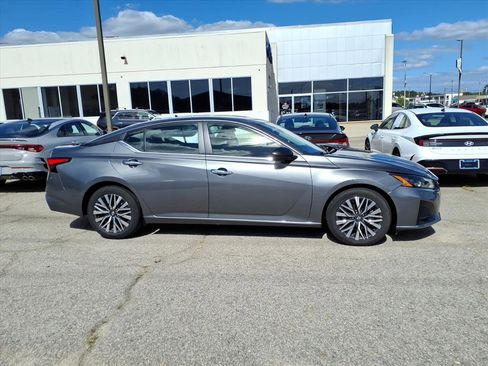 Used 2024 Nissan Altima 2.5 SV image 2