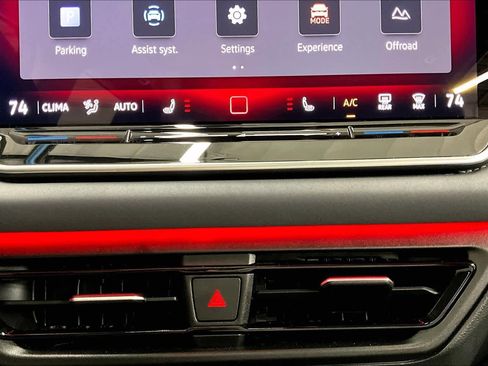 Used 2025 Volkswagen Tiguan SE w/ Panoramic Sunroof Package image 35