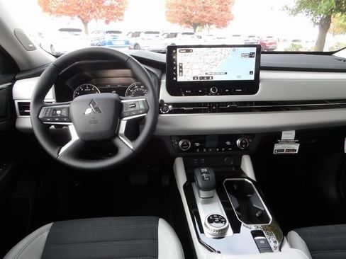 New 2025 Mitsubishi Outlander SE image 14