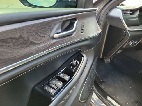 Used 2022 Jeep Grand Cherokee Overland AWD/4WD image 8