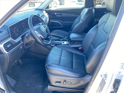 Used 2024 Kia Telluride EX w/ EX Captain's Chair Package image 10