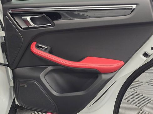 Certified 2025 Porsche Macan image 24