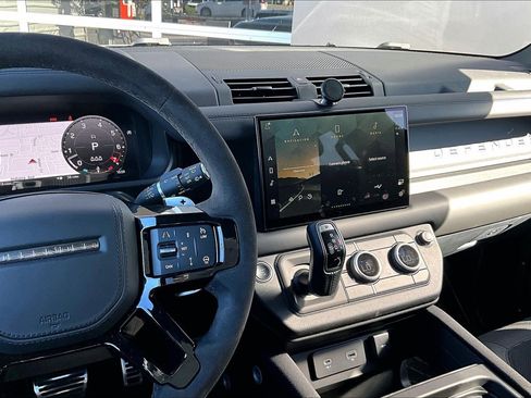 Used 2023 Land Rover Defender 110 V8 image 6