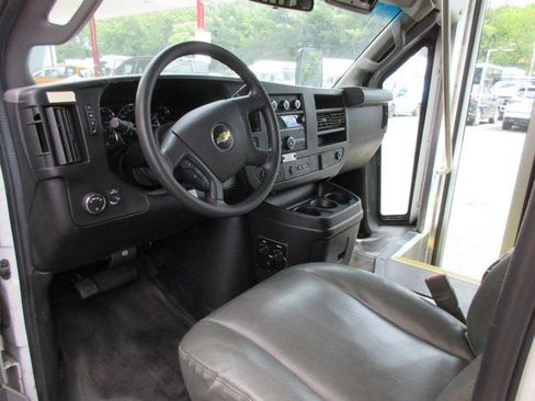 Used 2019 Chevrolet Express 4500 w/ Shuttle Bus Package RWD image 5