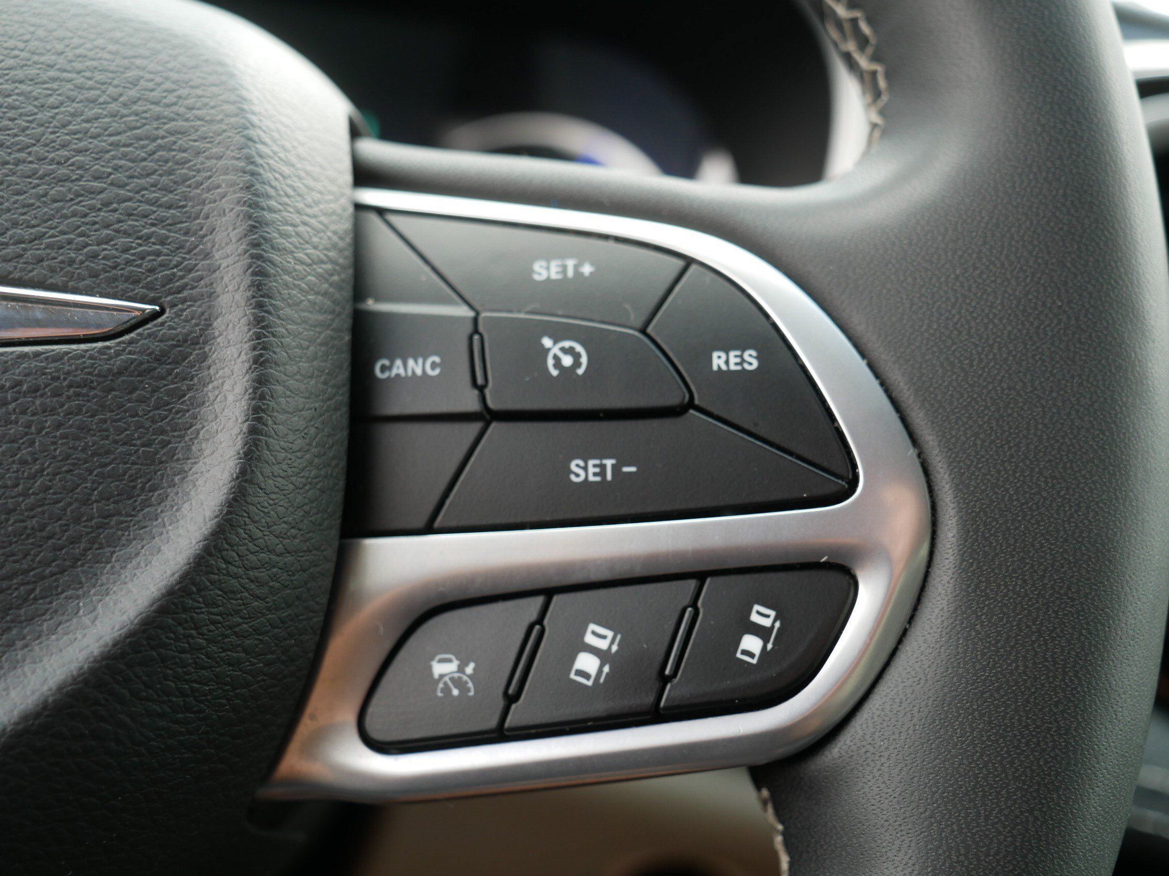 Used 2024 Chrysler Pacifica Limited FWD image 29