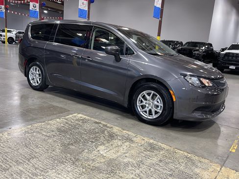 Used 2022 Chrysler Voyager LX FWD image 7