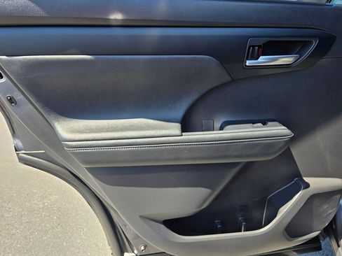 Used 2023 Toyota Highlander XLE AWD/4WD image 21