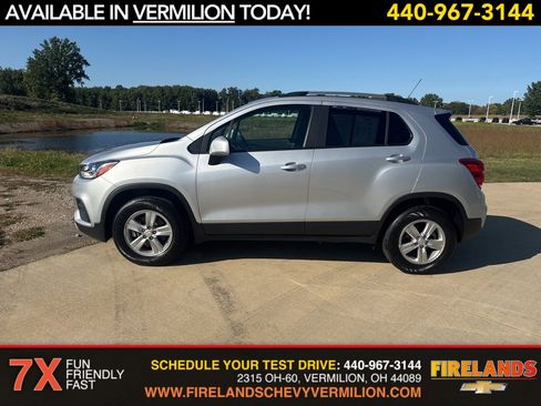 Certified 2022 Chevrolet Trax LT w/ LT Convenience Package image 2