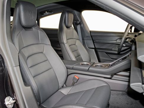 Used 2026 Porsche Taycan image 40
