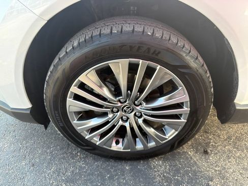 Used 2024 Toyota Venza XLE AWD/4WD image 26